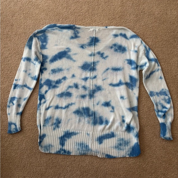 🦋Elan Blue and White Tie-Dye V-Neck Sweater - Picture 3 of 6